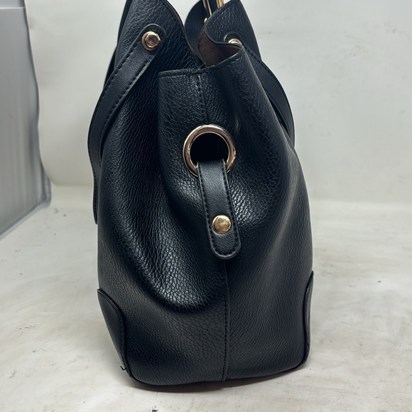 Sondra Robert’s Squared black pebbled leather shoulder bag with pouch - Picture 4 of 10